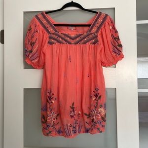 Johnny Was Workshop short sleeved embroidered peasant style top. Size xxs